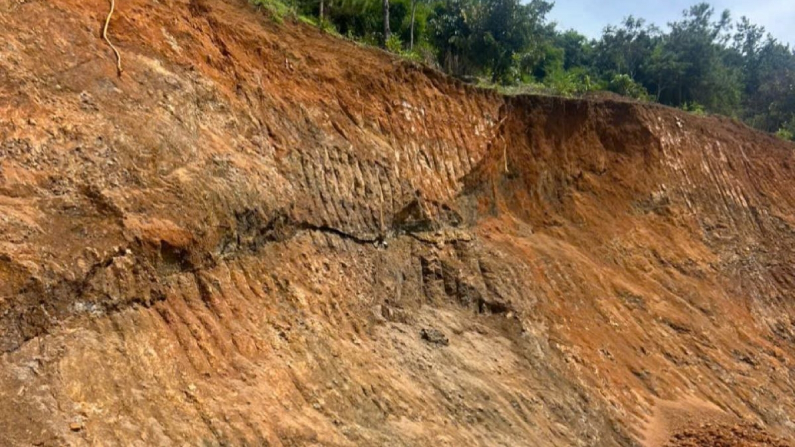 Lâm Đồng: Quốc lộ 28 sụt lún, nguy cơ đứt gãy, cấm phương tiện lưu thông