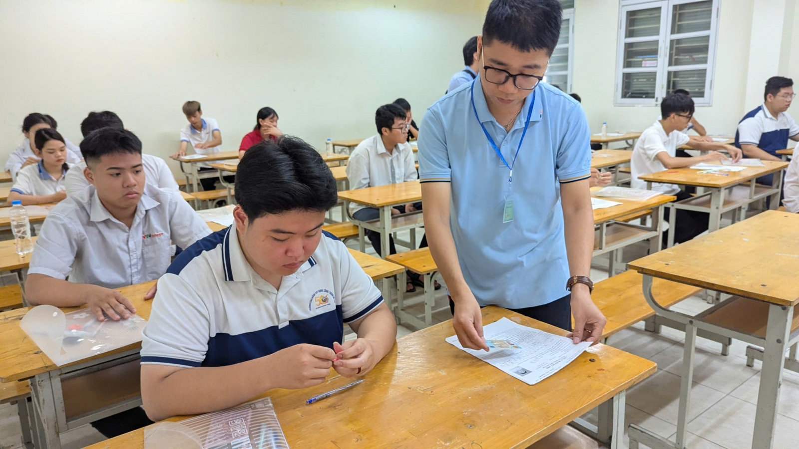 Siêu trường sau sáp nhập: Quản trị thế nào để không xa lớp học?
