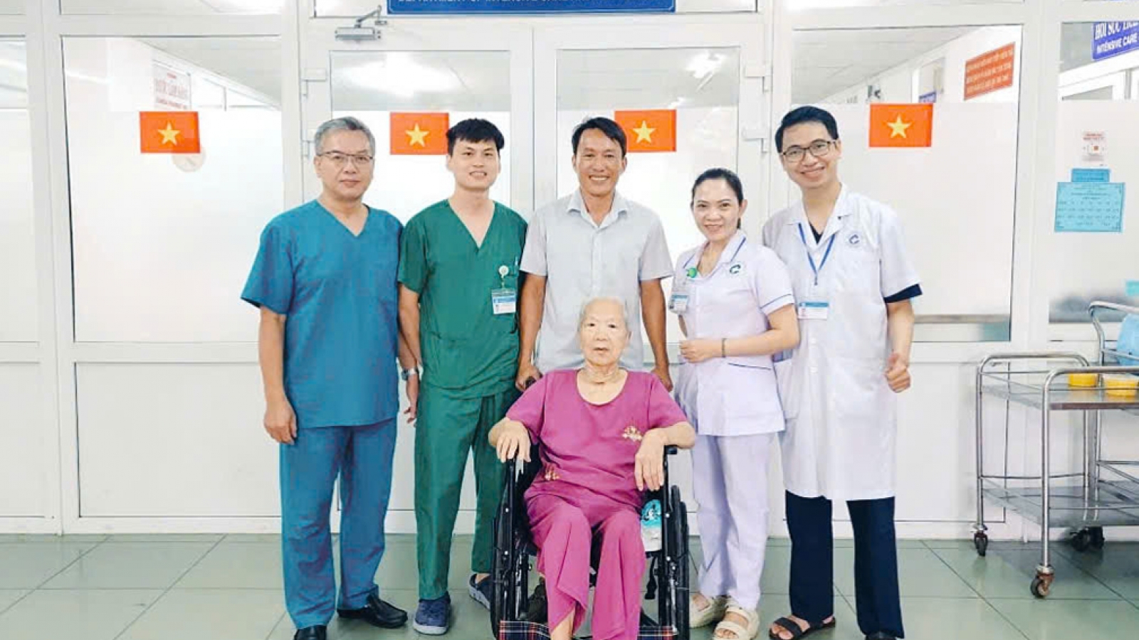 Bị dằm tre đâm vào tay, cụ bà suy hô hấp nguy hiểm đến tính mạng