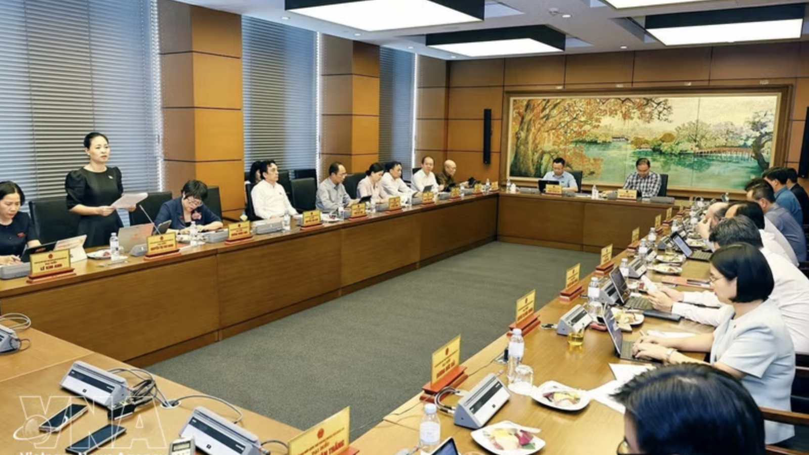 Top legislator warns against trading environment for growth in law revision