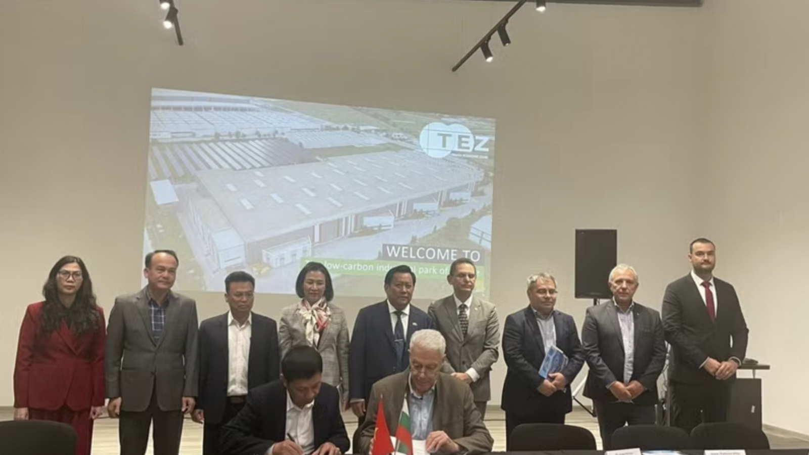 Tay Ninh, Thanh Hoa court Bulgarian investors, sign letters of intent