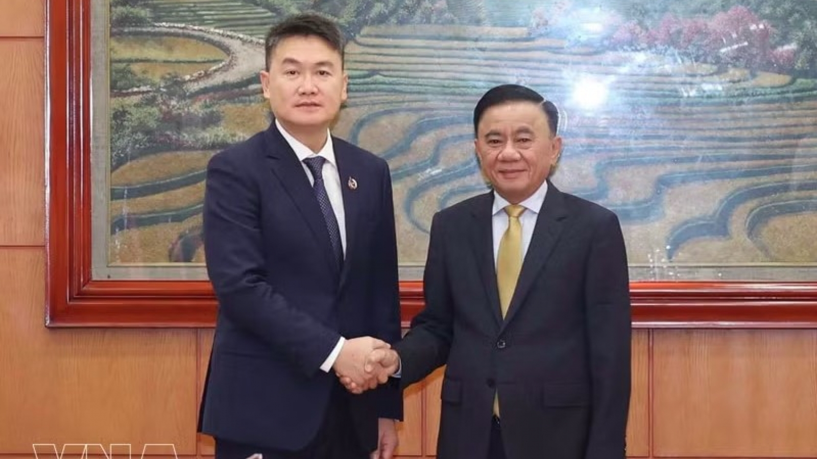 Standing member of CPV Secretariat receives Lao youth delegation