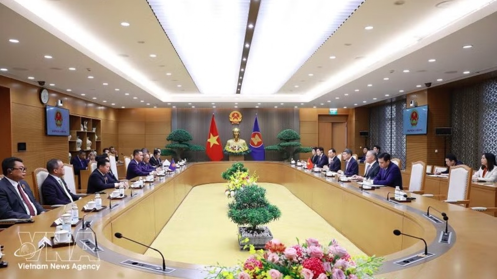 PM meets ASEAN delegates on cooperation against criminal fugitives