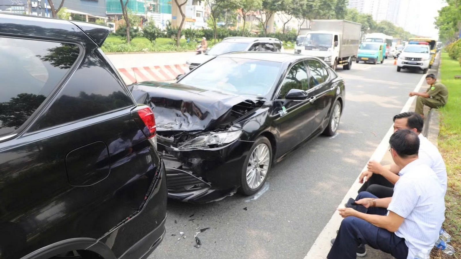 Bốn ô tô va chạm liên hoàn gần cầu Sài Gòn, ùn ứ gần 2km