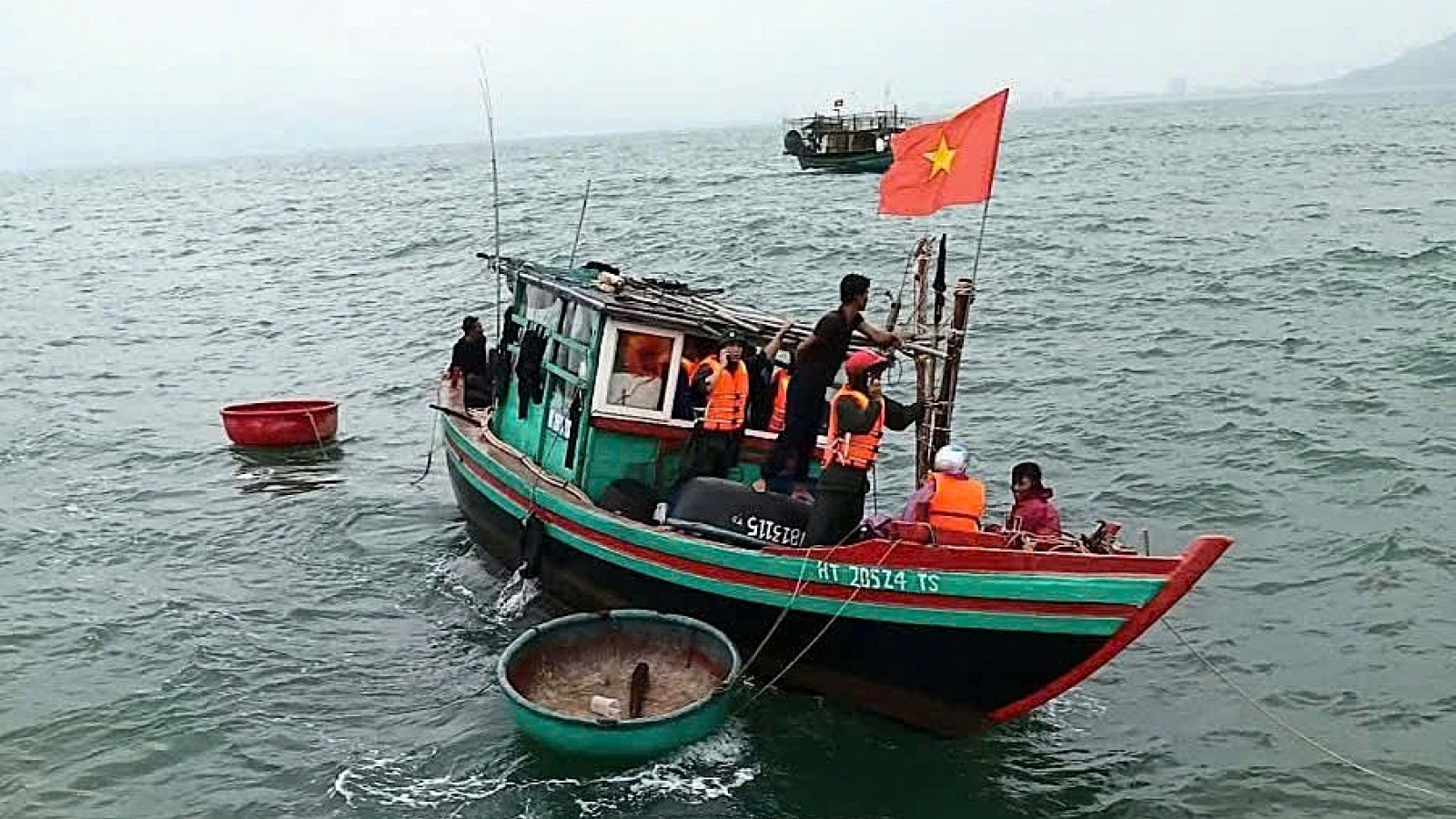 Tàu cá chìm trên biển Hà Tĩnh, 1 người tử vong, 1 người mất tích