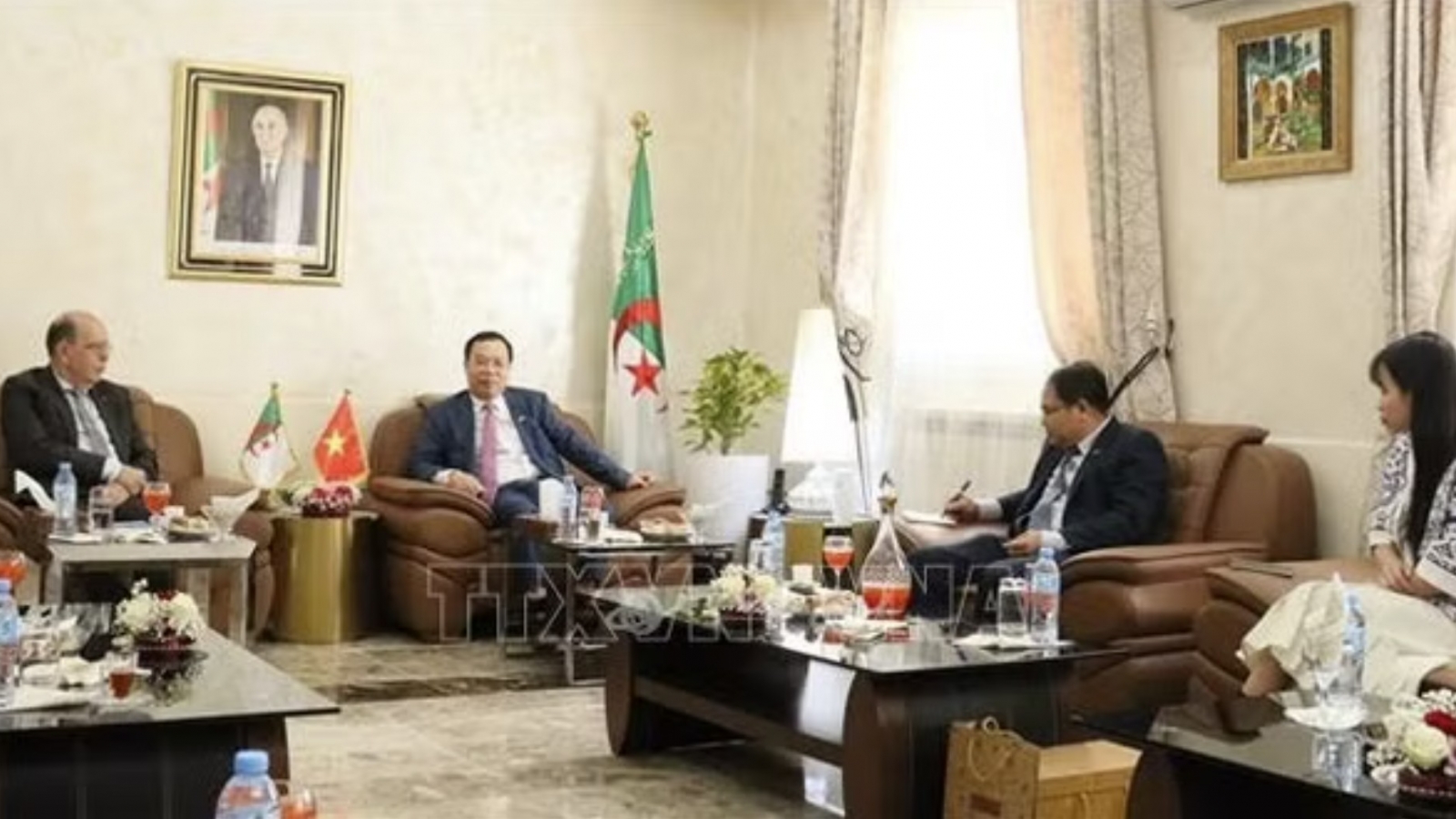 Vietnam, Algeria promote local cooperation, expand business ties