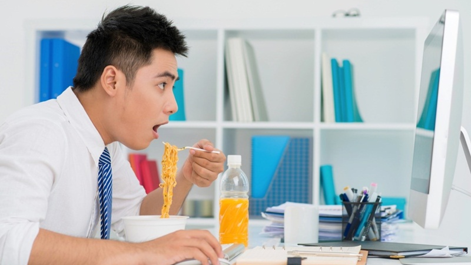 Vừa ăn vừa làm việc: Thói quen nhỏ, hệ lụy không nhỏ?