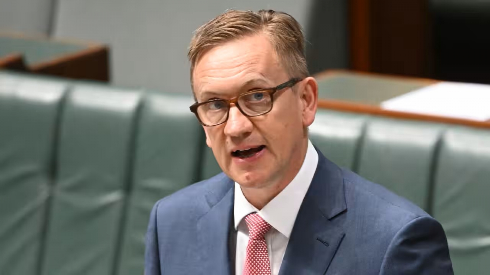 Australia ngăn chặn đại lý di trú trục lợi từ khách hàng