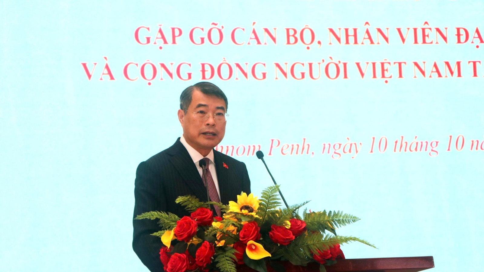 Thủ tướng gặp cộng đồng và cơ quan đại diện tại Campuchia