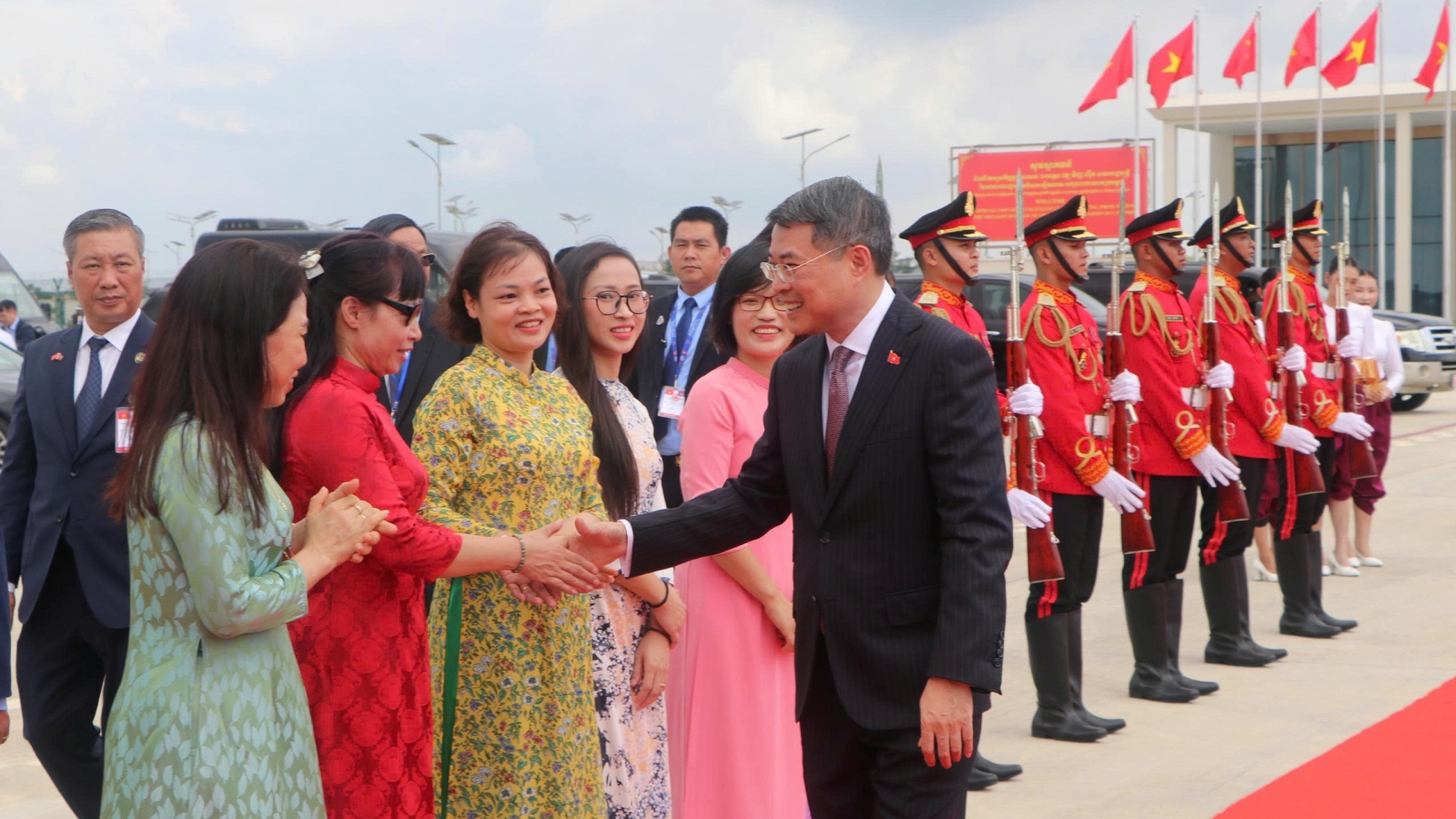 Thủ tướng Lê Minh Hưng kết thúc chuyến thăm Vương quốc Campuchia