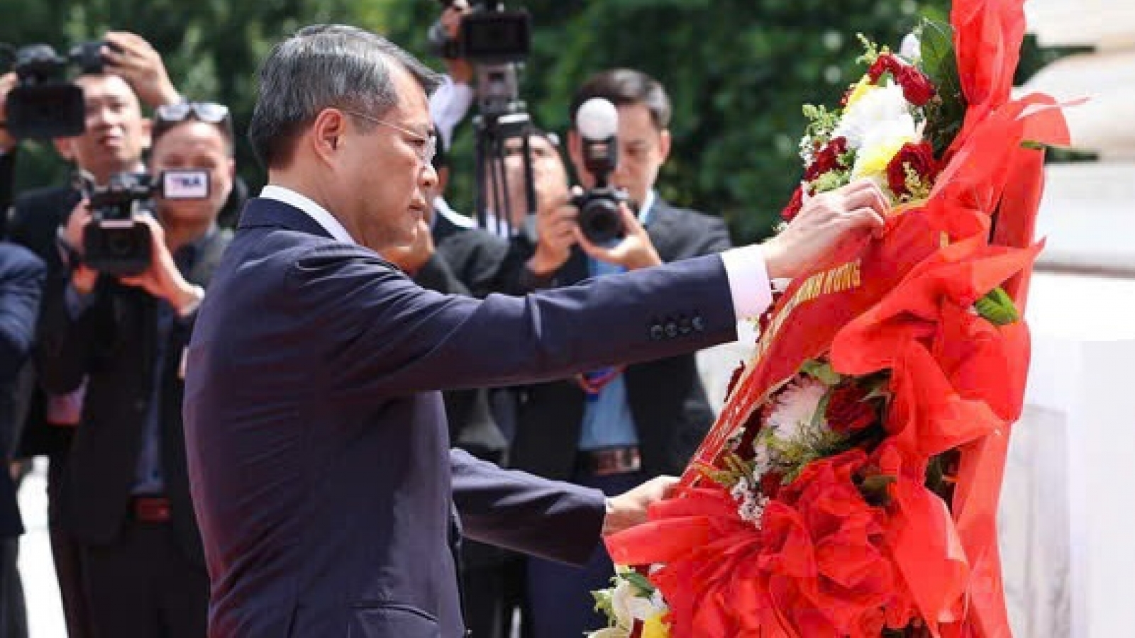 Thủ tướng Lê Minh Hưng đặt vòng hoa tại Đài tưởng niệm các chiến sĩ vô danh