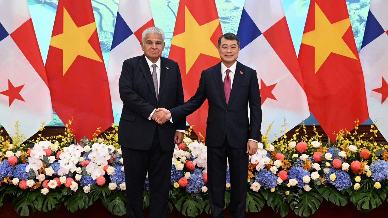 Thủ tướng Lê Minh Hưng hội kiến Tổng thống Panama José Raúl Mulino