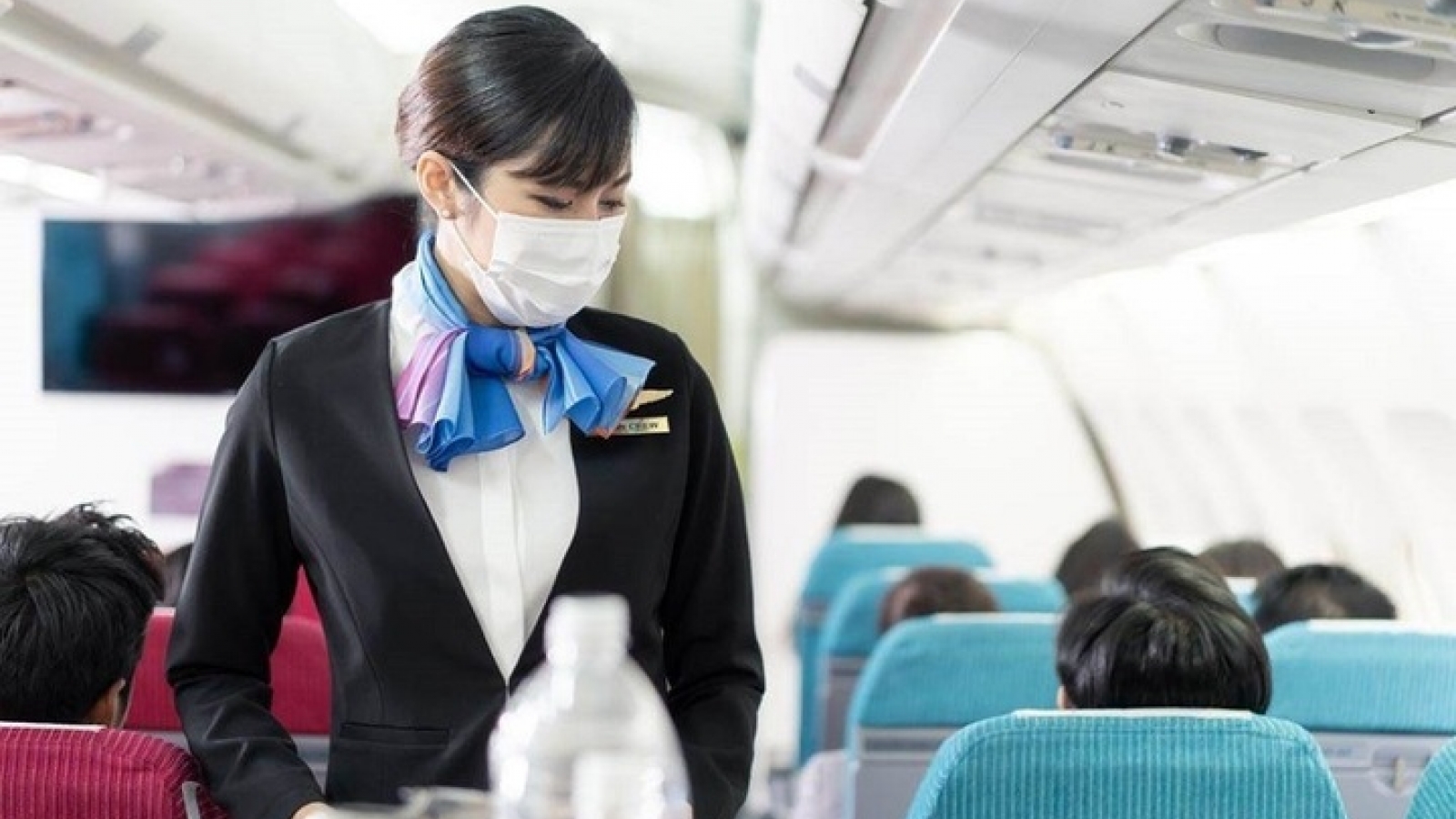 Vì sao tiếp viên hàng không thường đeo khăn lụa, đi giày bệt?