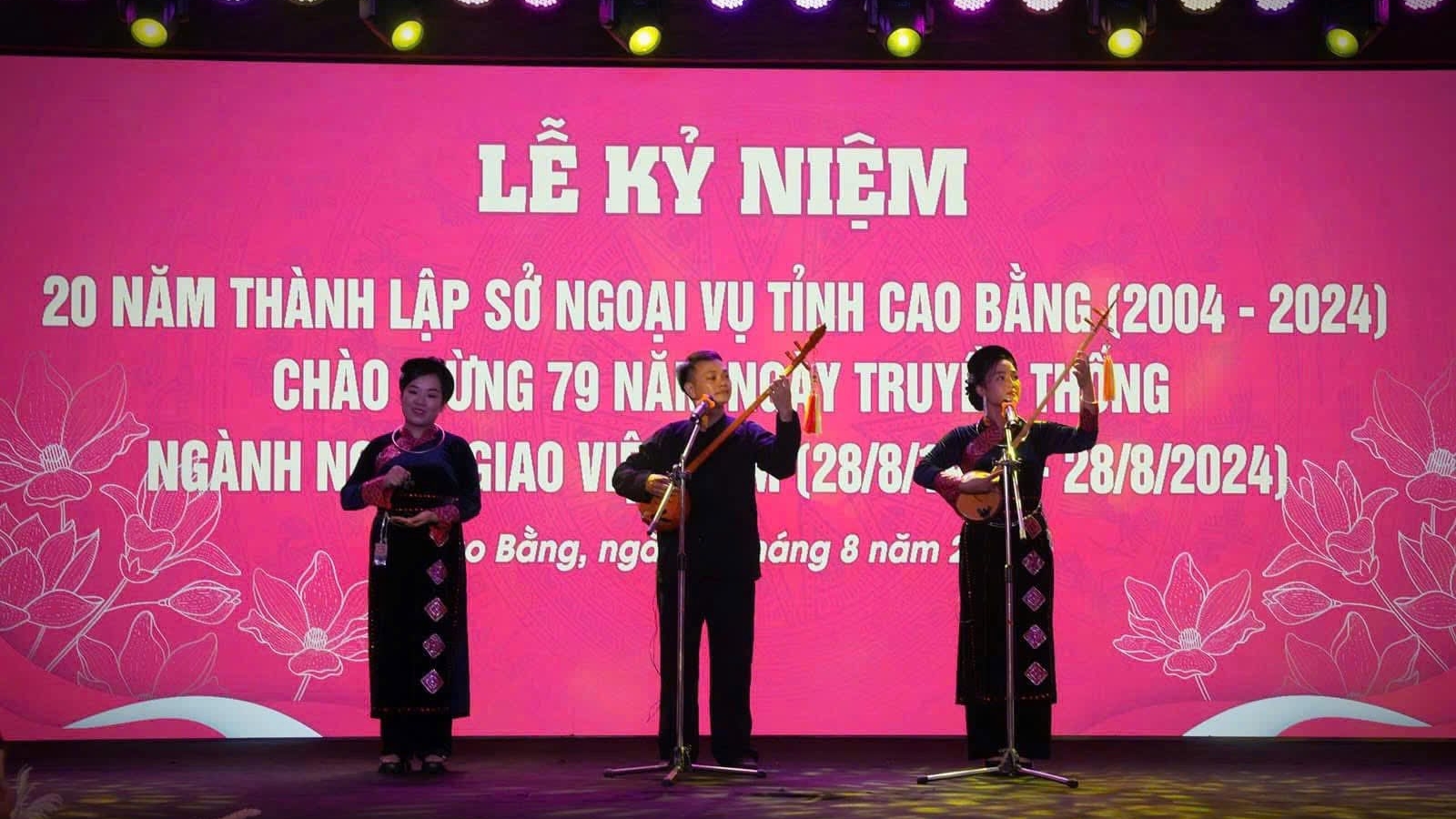 Khi người Dao trẻ say mê Then Tày