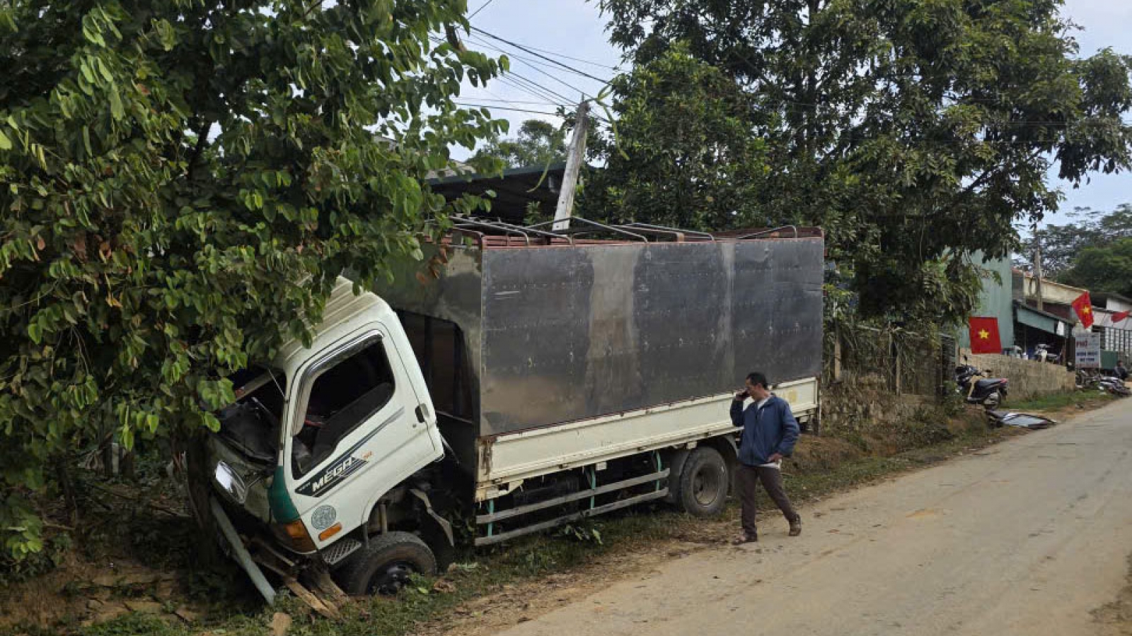 Cabin xe tải bị gãy lật về phía trước, 1 người tử vong