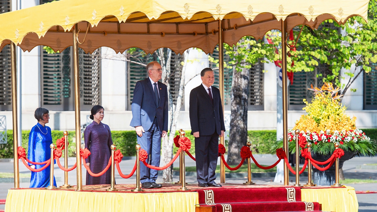 Swiss President Guy Parmelin warmly welcomed in Hanoi on Vietnam visit