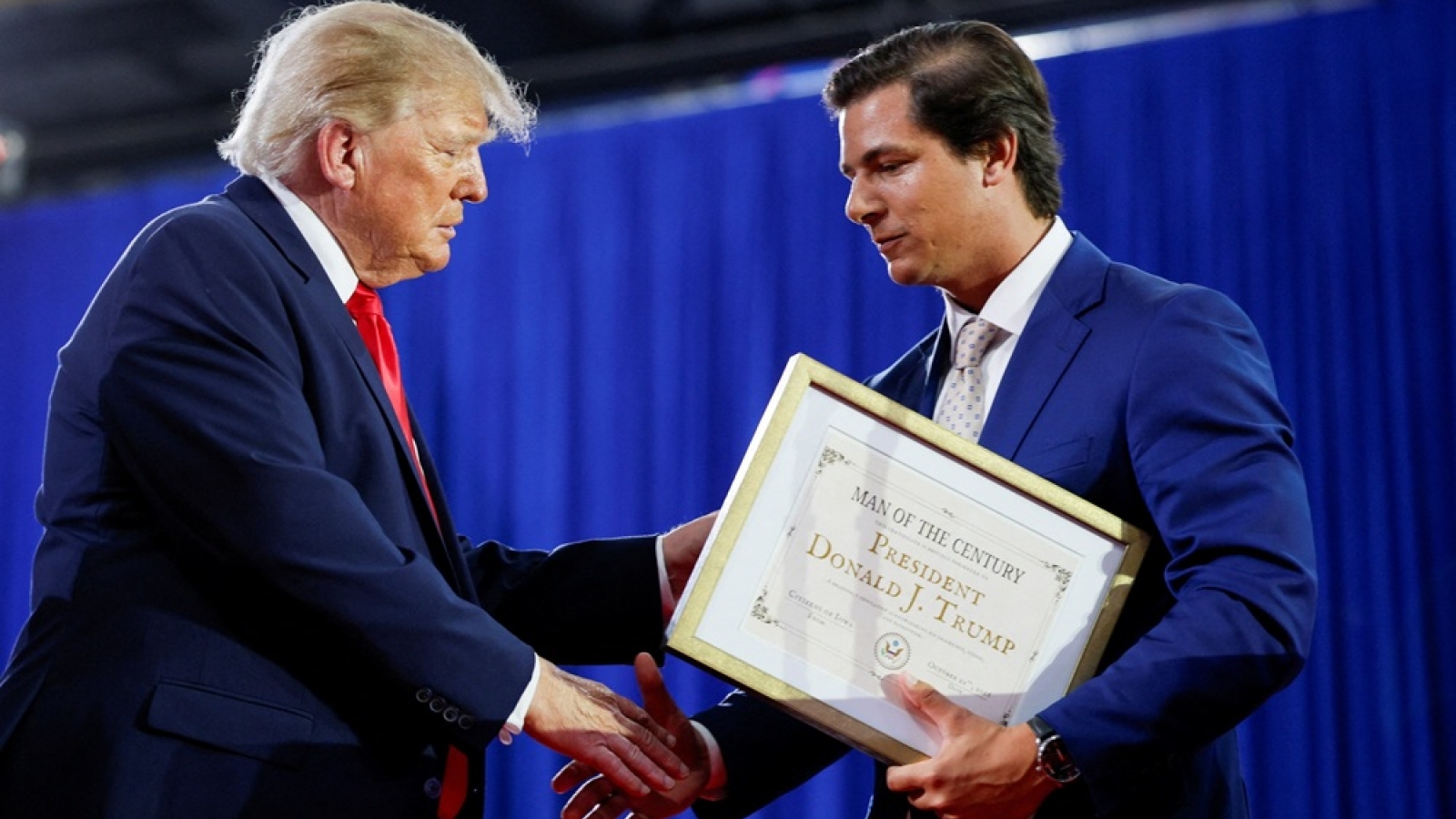 Ông Trump được trao danh hiệu “Người đàn ông của thế kỷ”