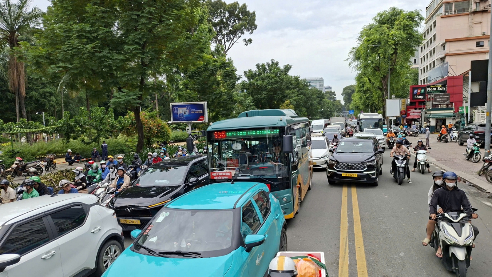 TP.HCM bắt đầu phân luồng nhiều tuyến đường để làm metro, người dân lúng túng