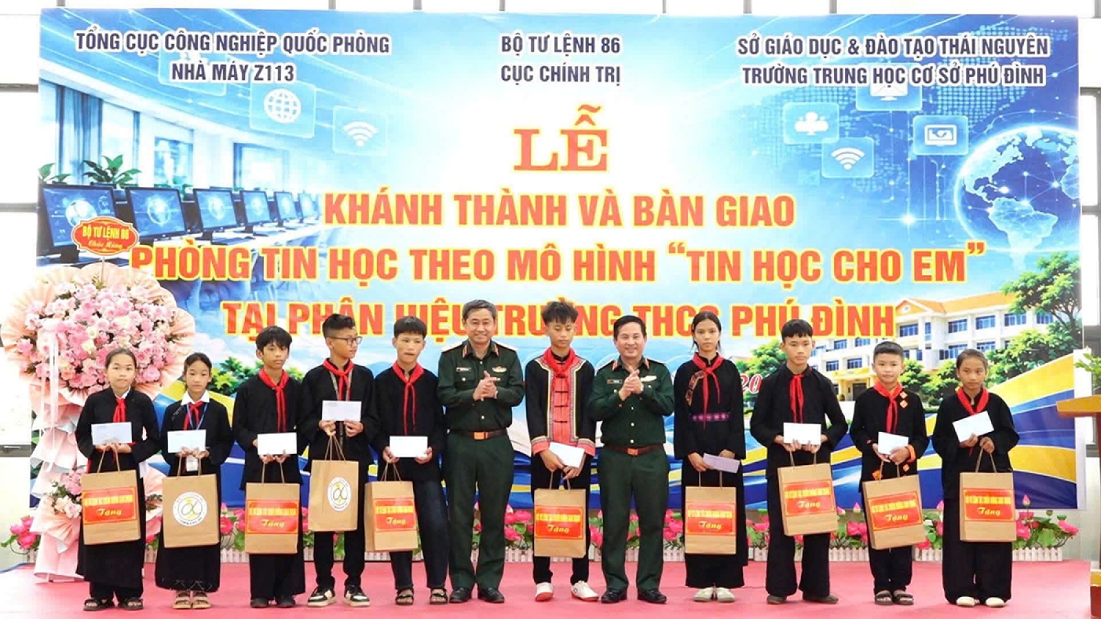 Bộ Tư lệnh 86 bàn giao Phòng Tin học cho học sinh vùng ATK Thái Nguyên