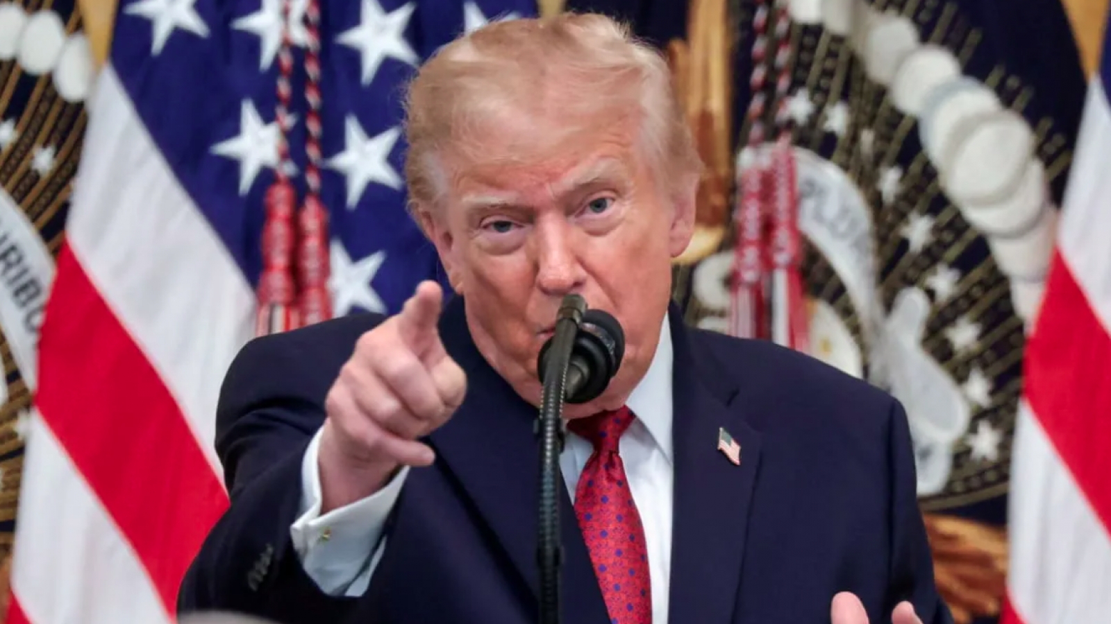 Ông Trump nói viên cơ phó trên máy bay Flydubai có thể là “khủng bố”
