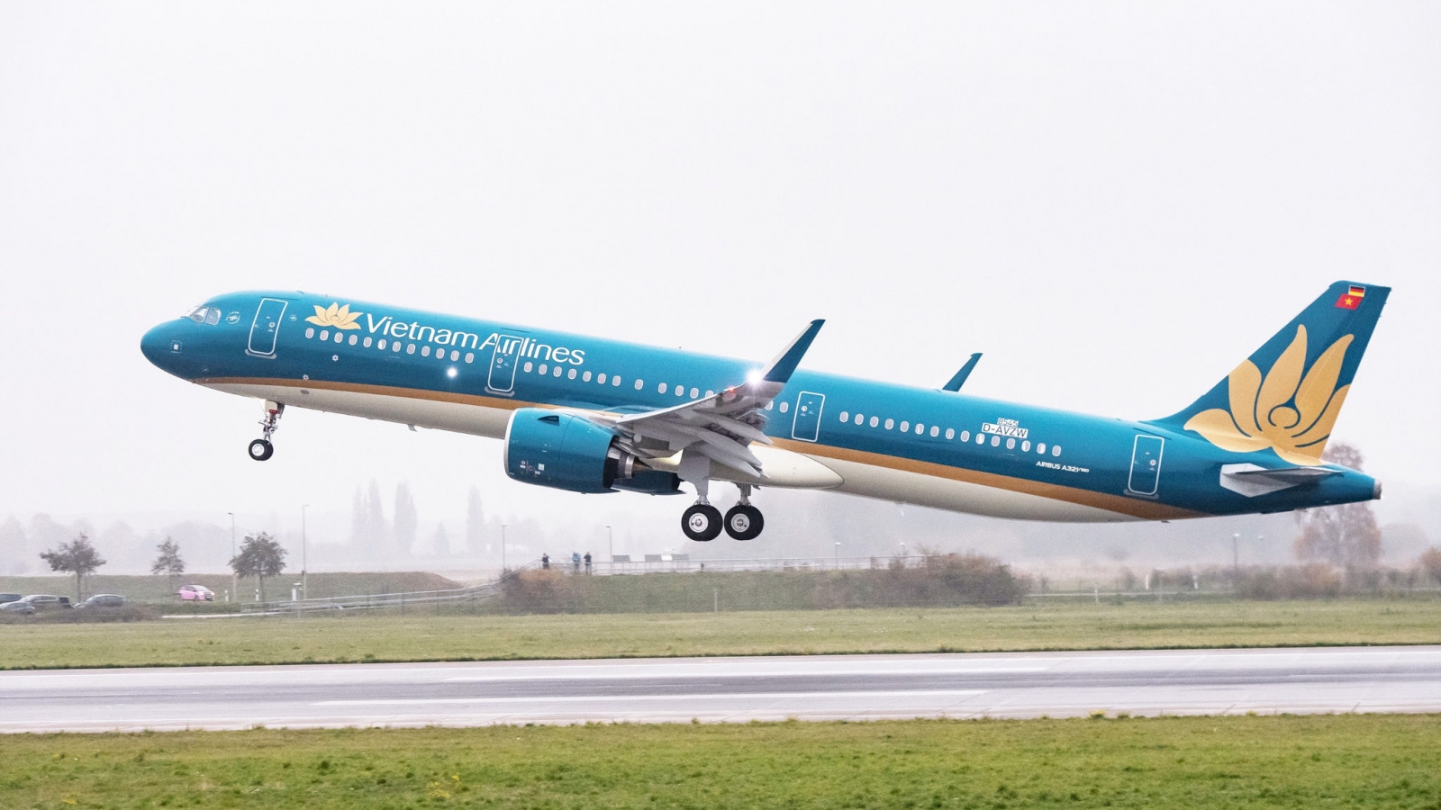 Vietnam Airlines launches direct air route connecting Hanoi with Hangzhou