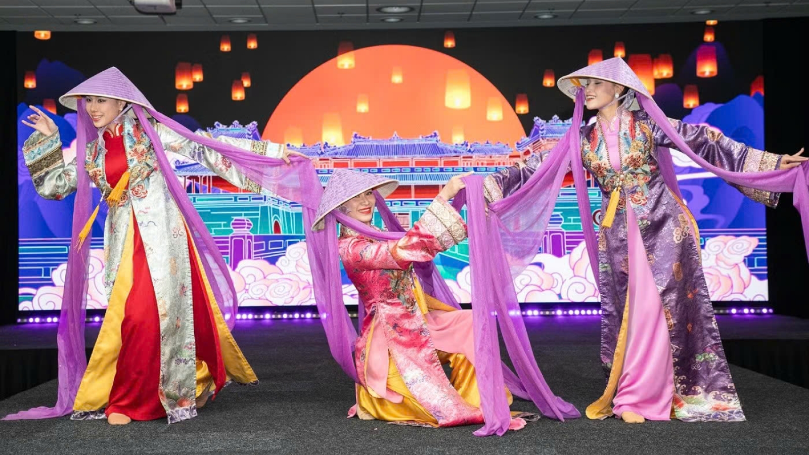 Roadshow showcases Vietnam cultural heritage, fosters tourism ties with Europe