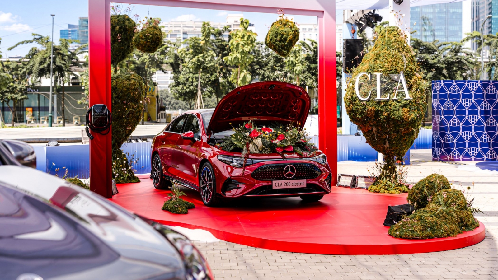 Mercedes-Benz Việt Nam khai màn triển lãm với loạt xe điện hóa mới