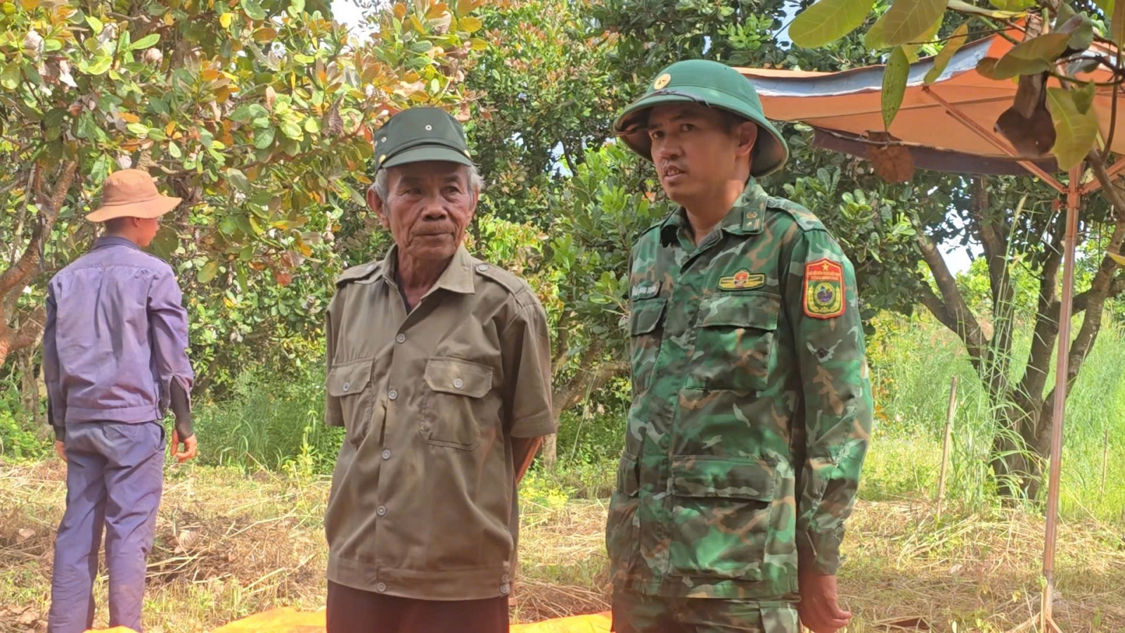 Già làng Tây Nguyên tự nguyện phá vườn, tìm hài cốt đồng đội