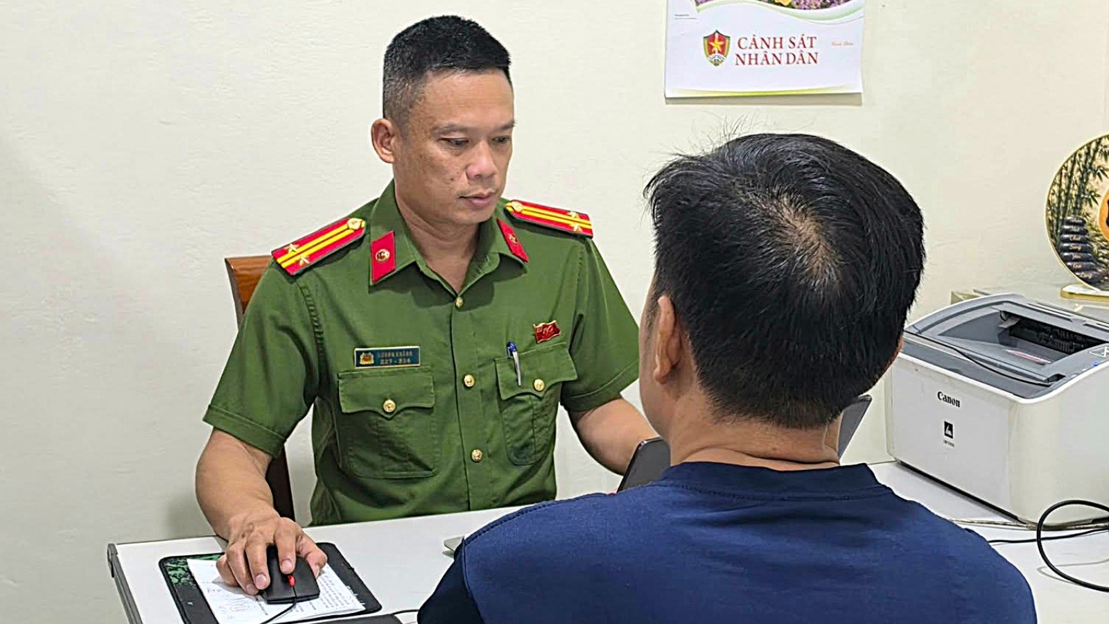 Phạt 1,5 triệu đồng người đàn ông ở Nghệ An vứt rác ra lòng đường