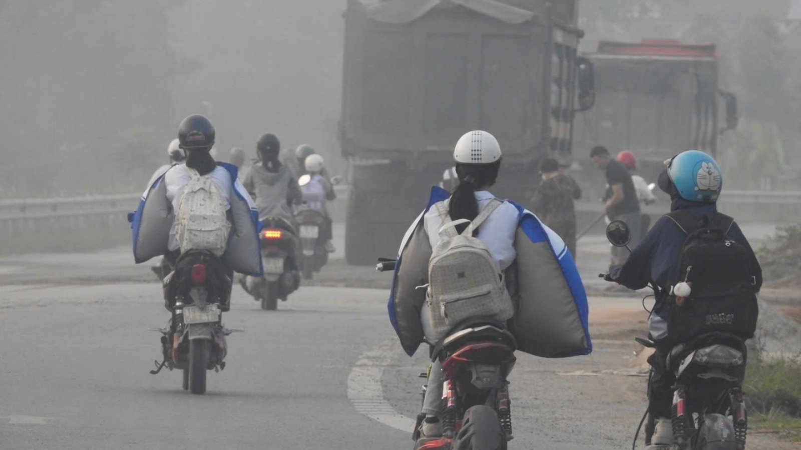 Xe chở cát nối đuôi ở Lâm Thao (Phú Thọ), người dân nơm nớp lo mất an toàn