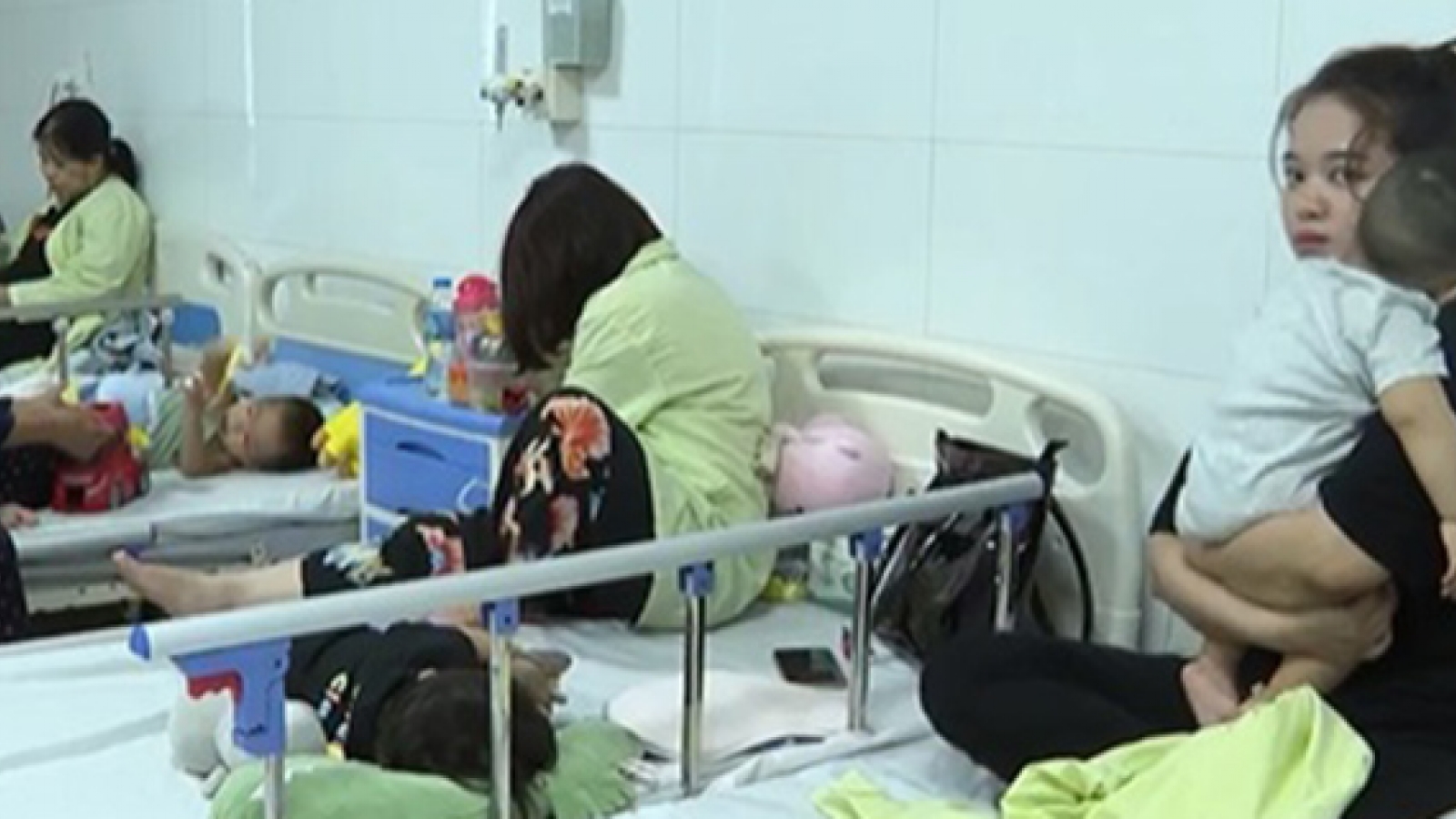 Ca nhiễm Adenovirus tăng cao, bệnh viện Nhi phân luồng điều trị