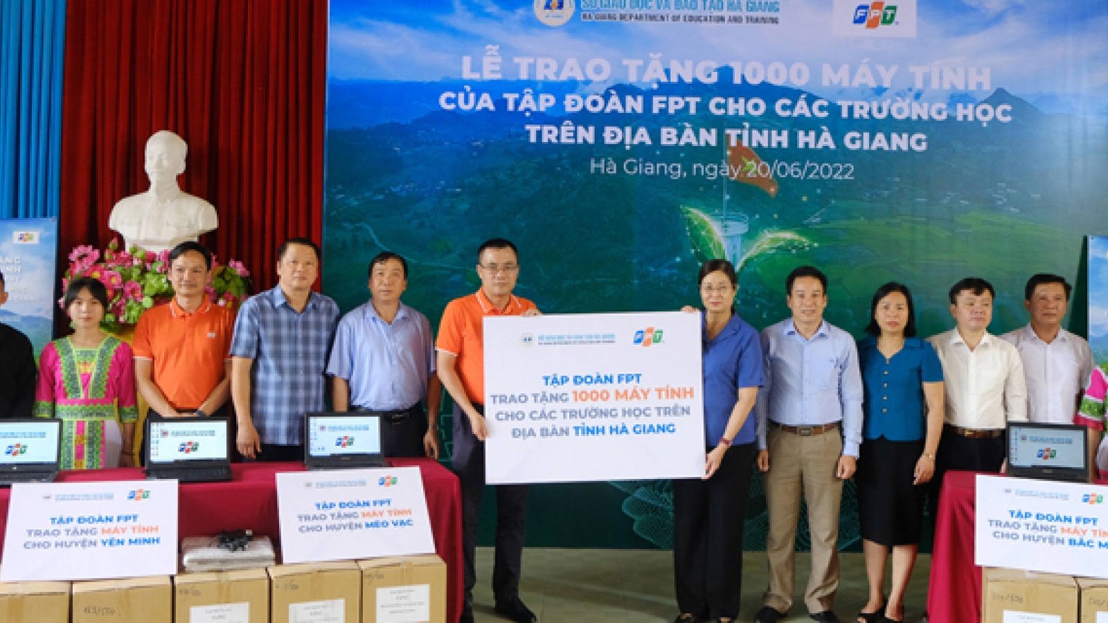 Tập đoàn FPT trao tặng 1.000 máy tính cho học sinh tỉnh Hà Giang
