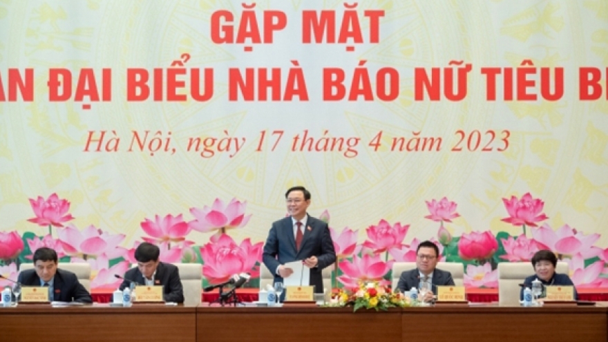Chủ tịch Quốc hội Vương Đình Huệ gặp mặt đoàn đại biểu nữ nhà báo tiêu biểu