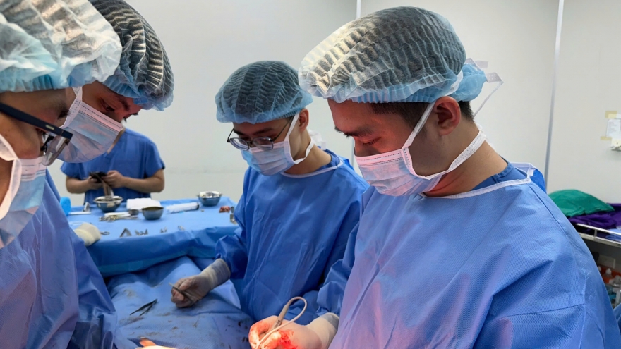 Phẫu thuật thẩm mỹ gần nhà: Cô gái trẻ bị thủng mũi sau căng chỉ nâng mũi