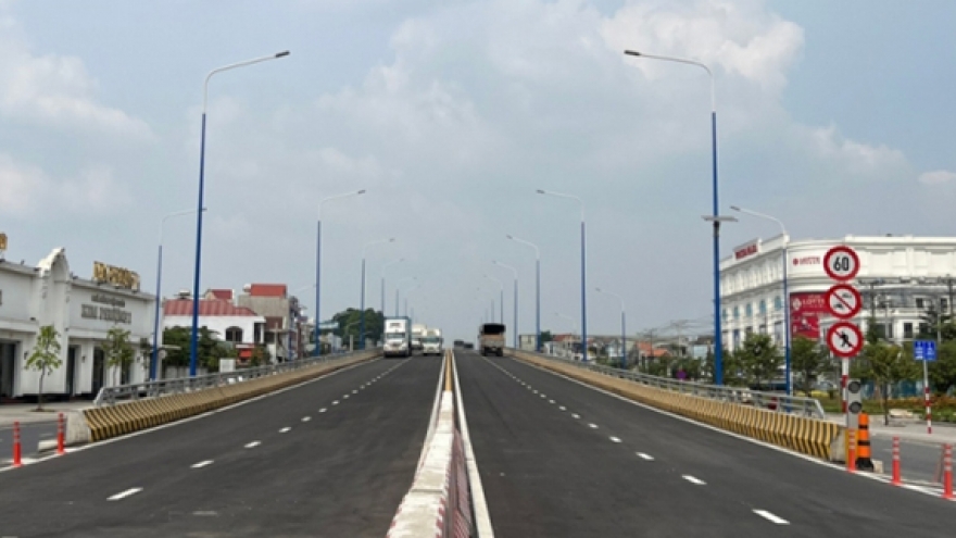 Thông xe cầu vượt thép đầu tiên ở Bình Dương