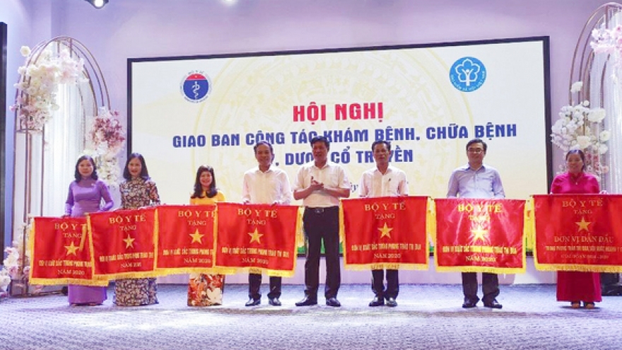 Sao Thái Dương nhận cờ thi đua của Bộ Y tế