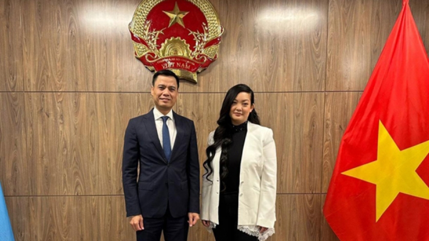 Đại sứ Đặng Hoàng Giang tiếp người phụ nữ gốc Việt đầu tiên sắp bay vào vũ trụ