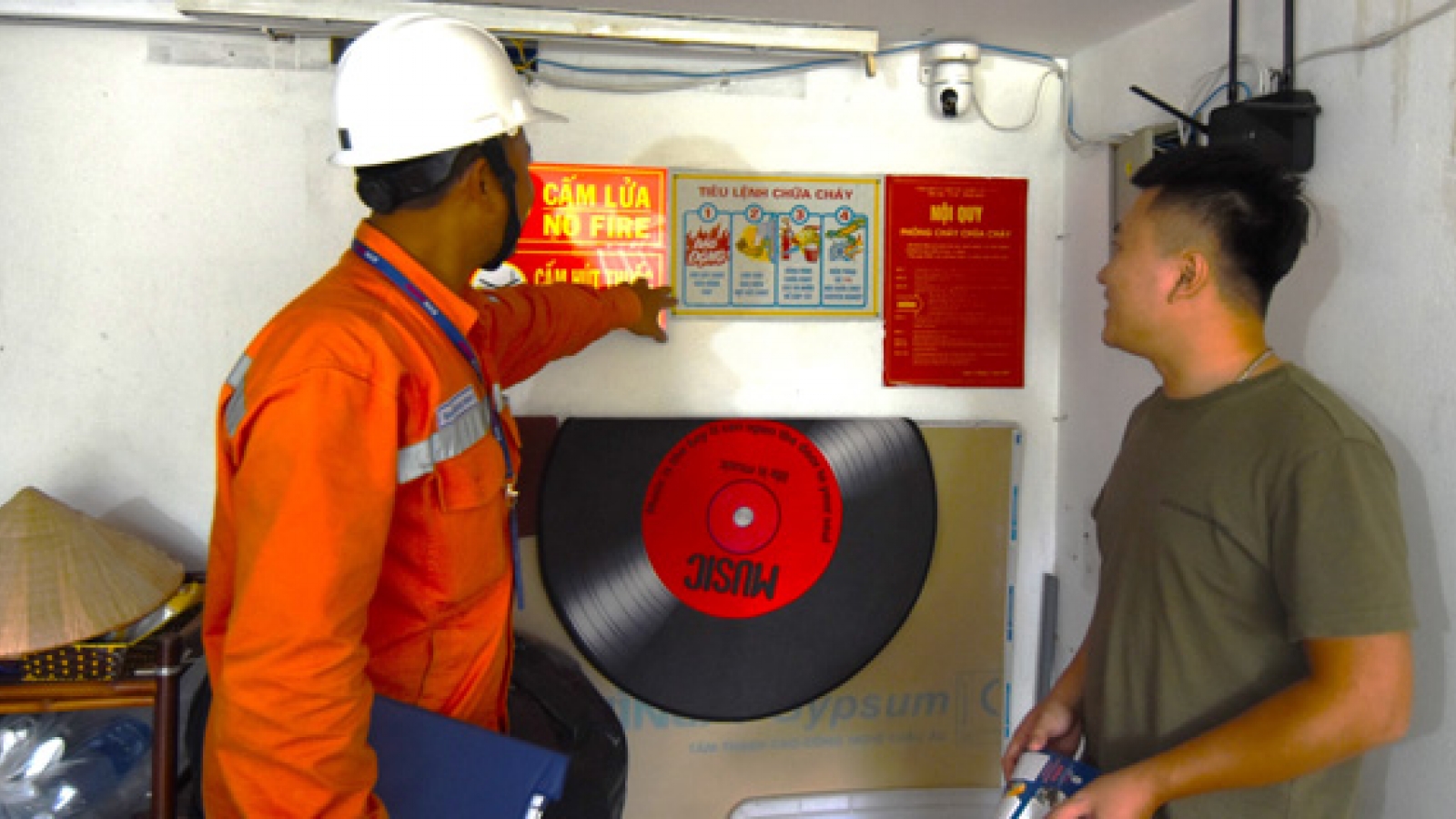 EVNHANOI tăng cường hướng dẫn khách hàng sử dụng điện an toàn, tiết kiệm