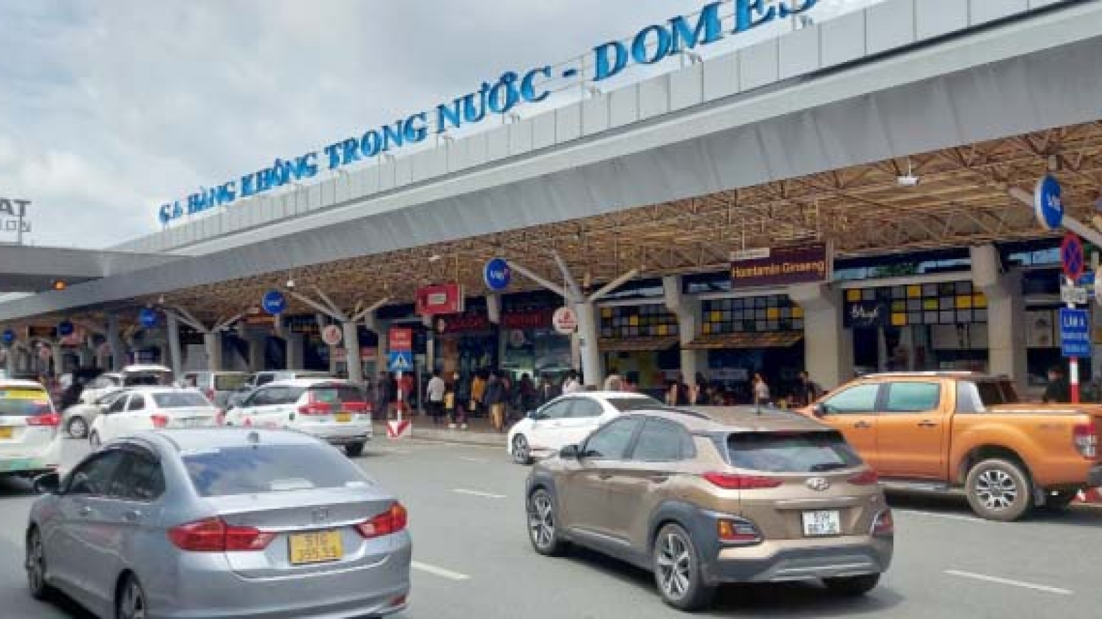 Có nên mở tuyến xe buýt riêng vào sân bay?