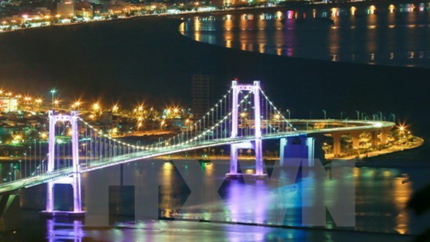 Vietnam greets first foreign tourists in New Year