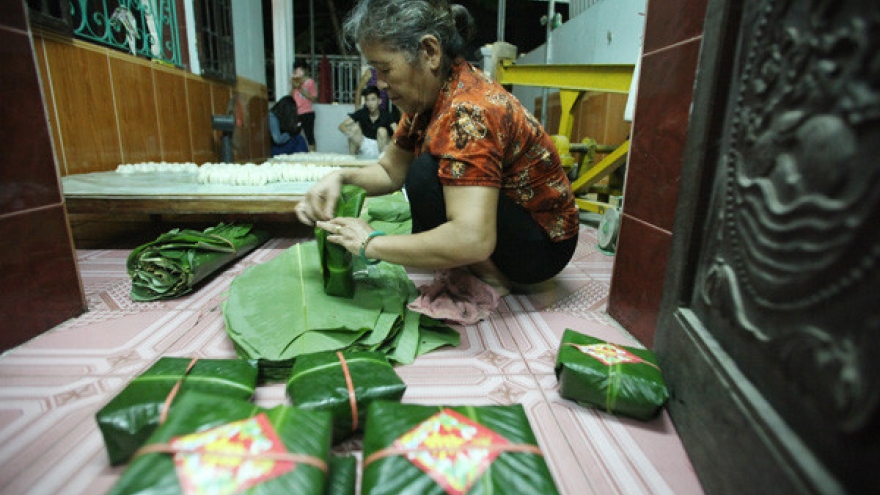 Banh giay Quan Ganh, a specialty of Hanoi
