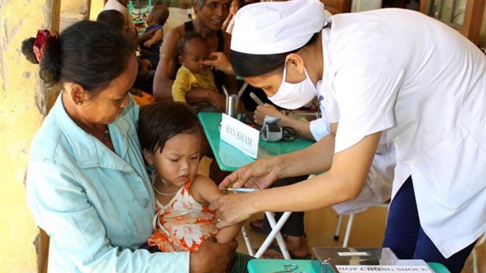 Government to give youth encephalitis booster shots
