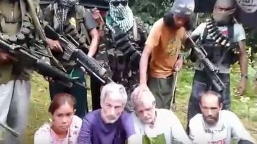 Philippine rebels threaten to murder hostages