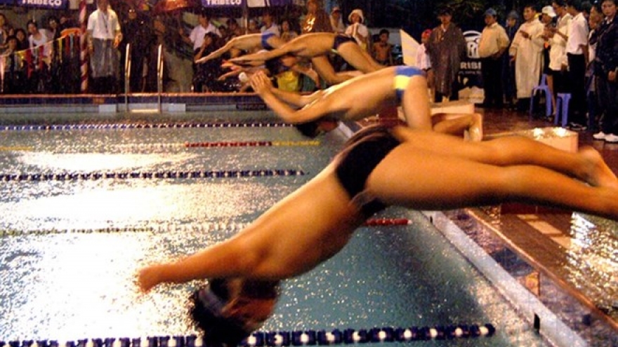 Hanoi pilots free swimming class for children
