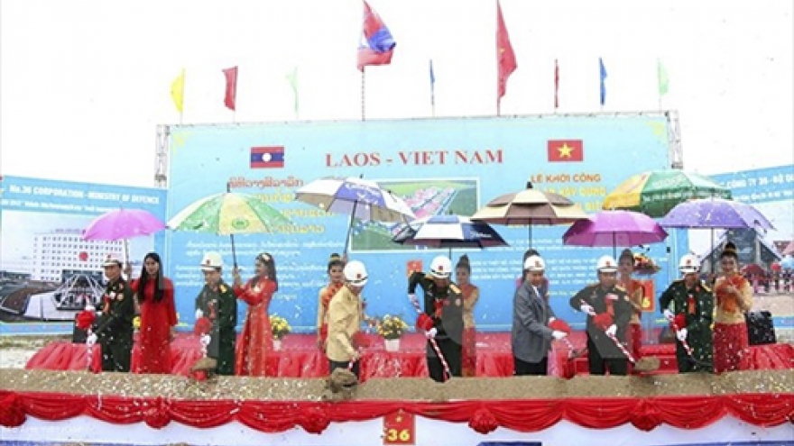 Vietnam helps Laos develop border guard forces