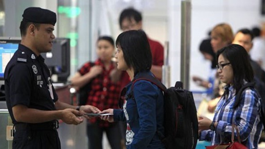 Malaysia arrests illegal foreigners, including three Vietnamese