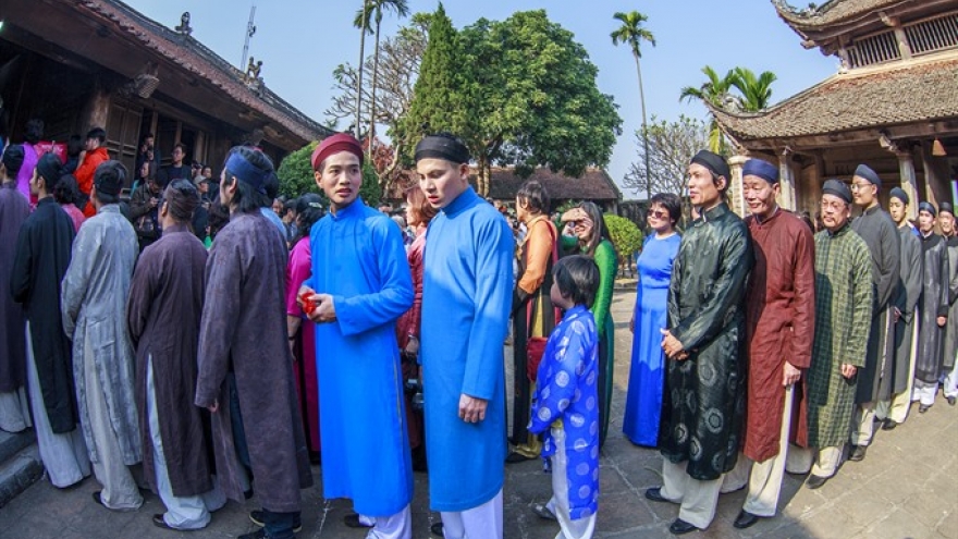 Artists, ambassadors bringing back Ao Dai for men