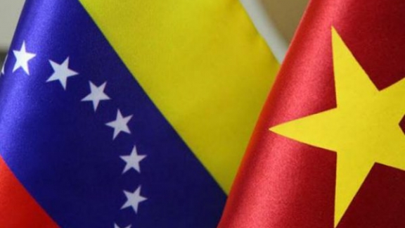 Vietnamese people stand side by side with Venezuelans