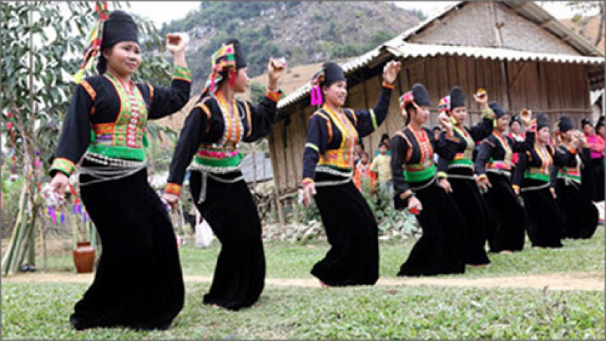 Tom singing of the Kho Mu