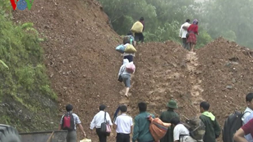 Mountain landslides causes congestion in Highway 12